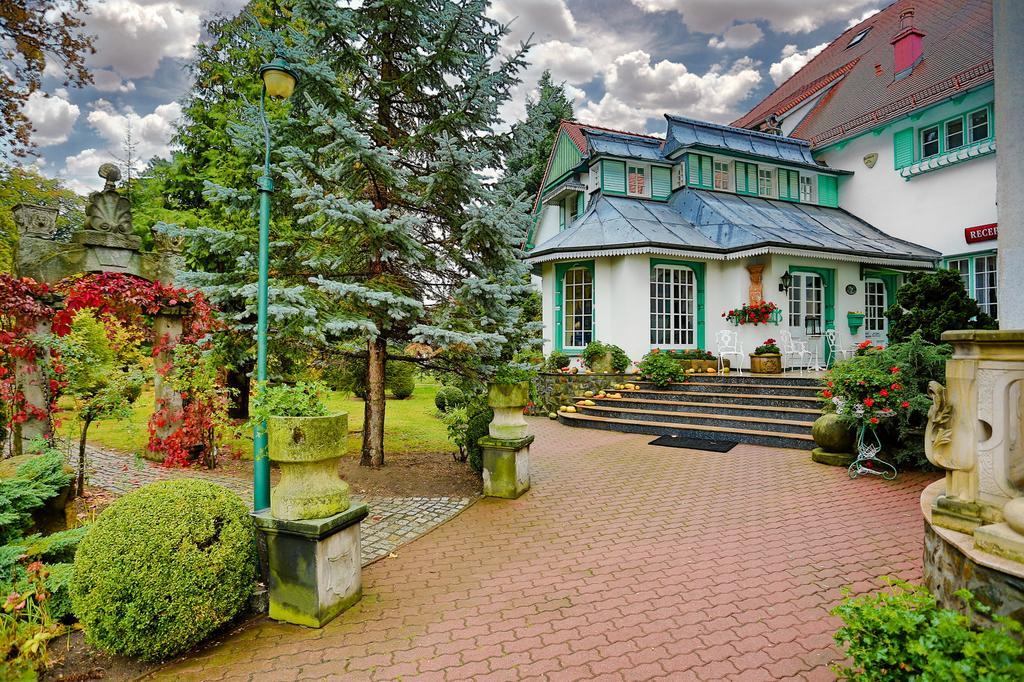 Hotel Garden Болеславец Экстерьер фото